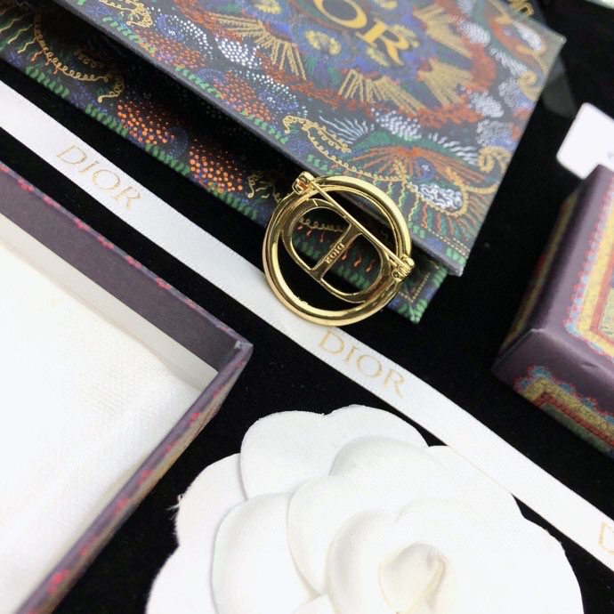 chr1st1an D10r brooches